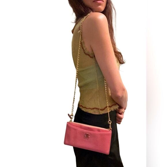 Chanel Pink Clutch with Iconic Logo and Minimalist Design - Picture 4 of 16